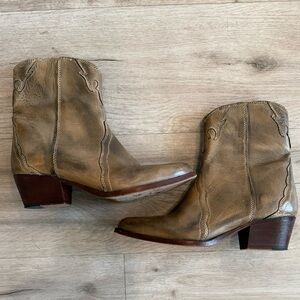 Free People New Frontier Western Ankle Boots Pointed Toe Distressed Size 8